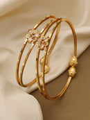 The bracelet Small, light pink or rose-colored, flower-shaped embellishments